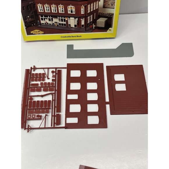 Heljan Con-Cor HO 903 Court House Square series “Crookville Bank Block” - Picture 8 of 15